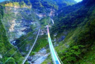 雙龍瀑布七彩吊橋